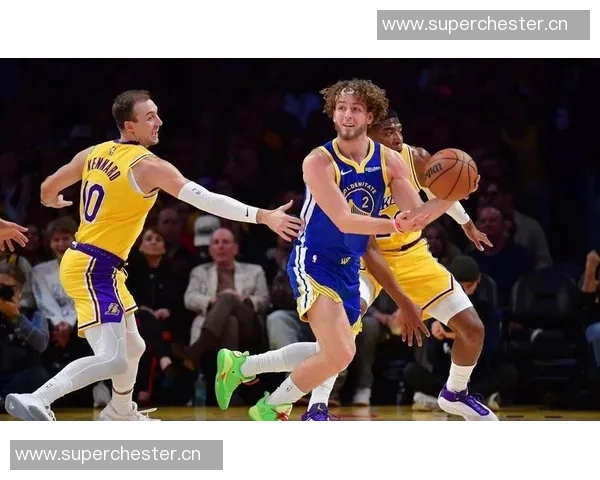 即插即用！湖人新援三分王首秀闪耀砍10分+2记三分